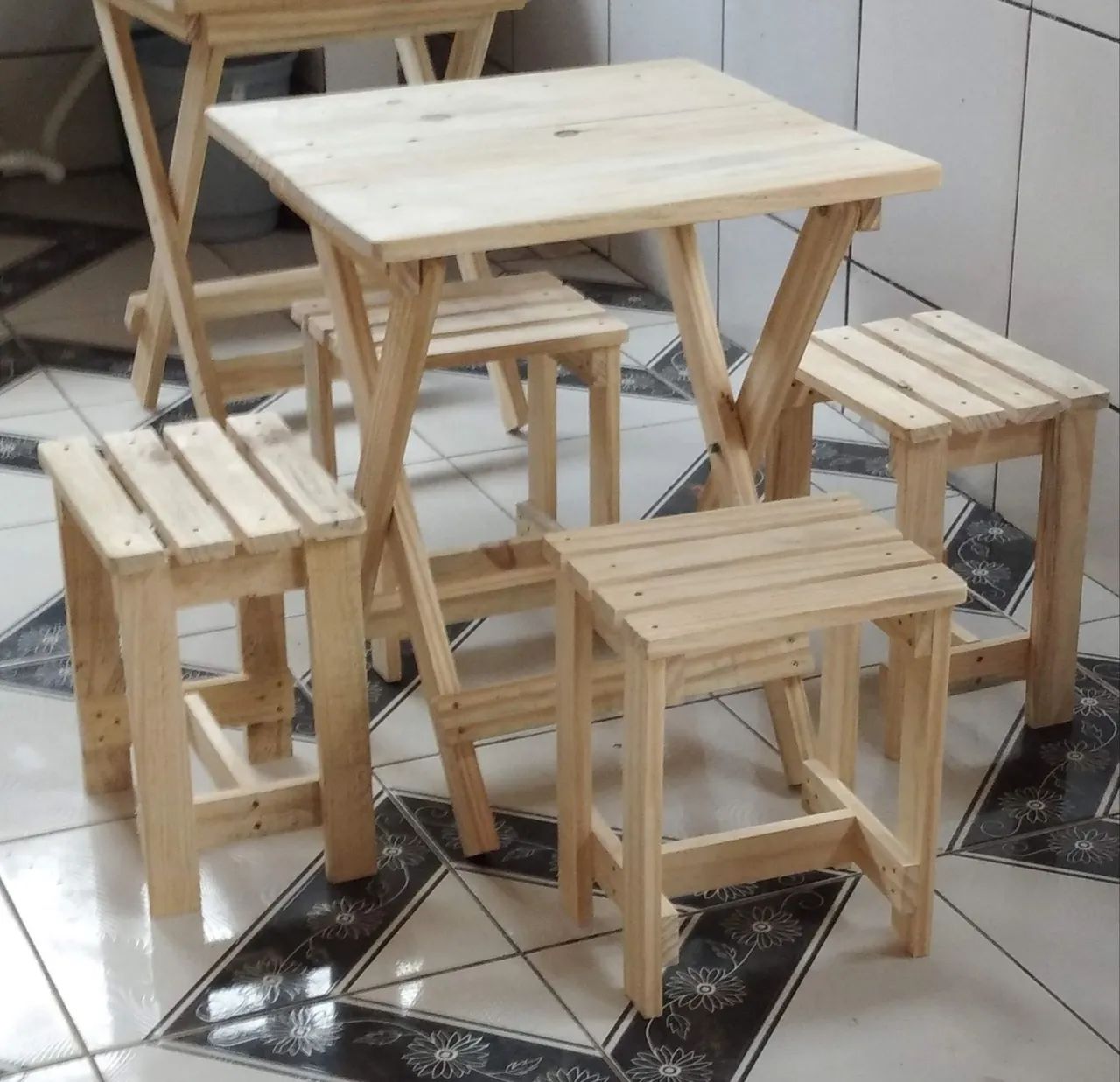 Mesa dobrável 60 x 60 com com 4 banquinhos <br>