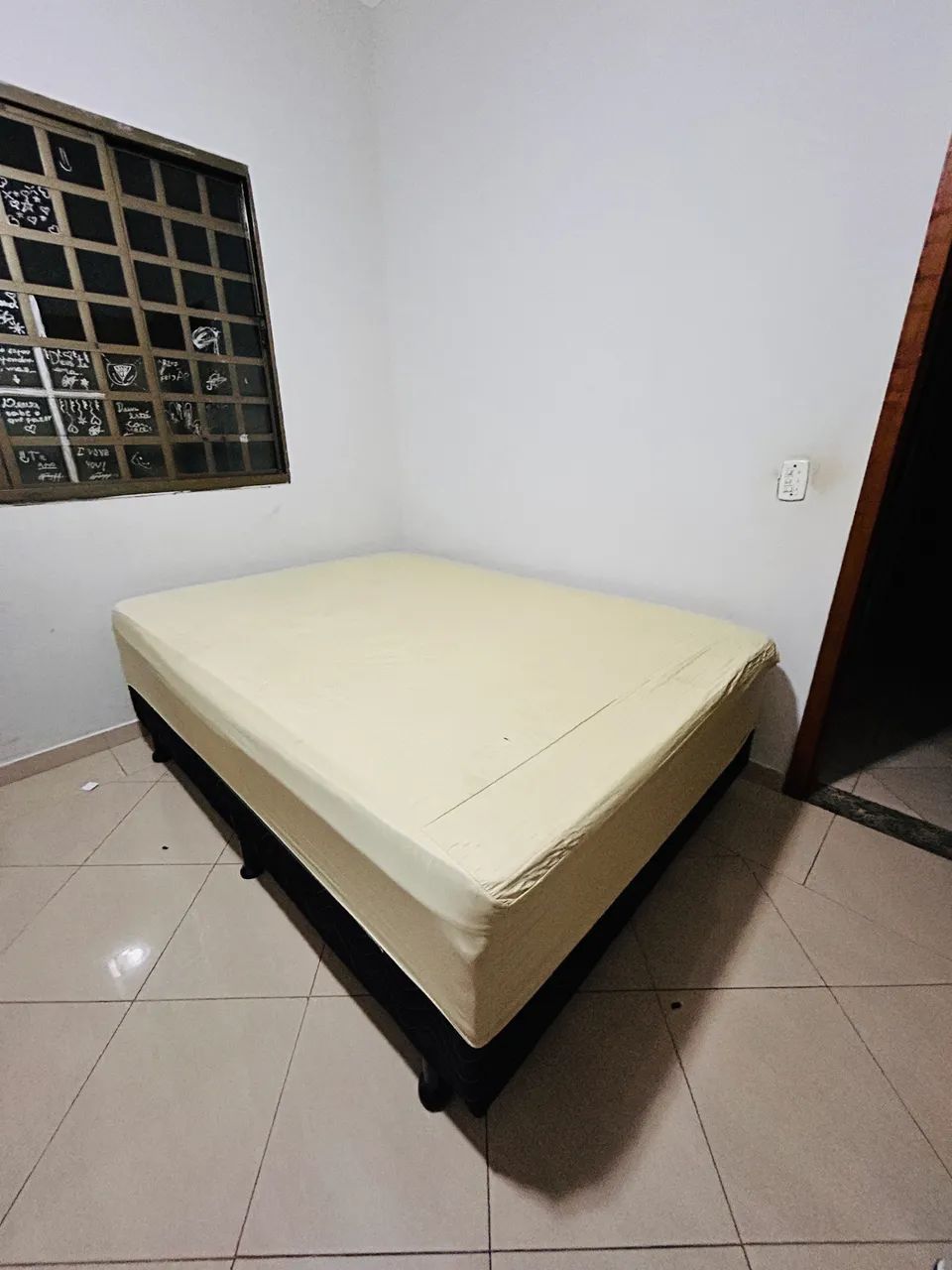 Cama box casal (acompanha capa impermeável)