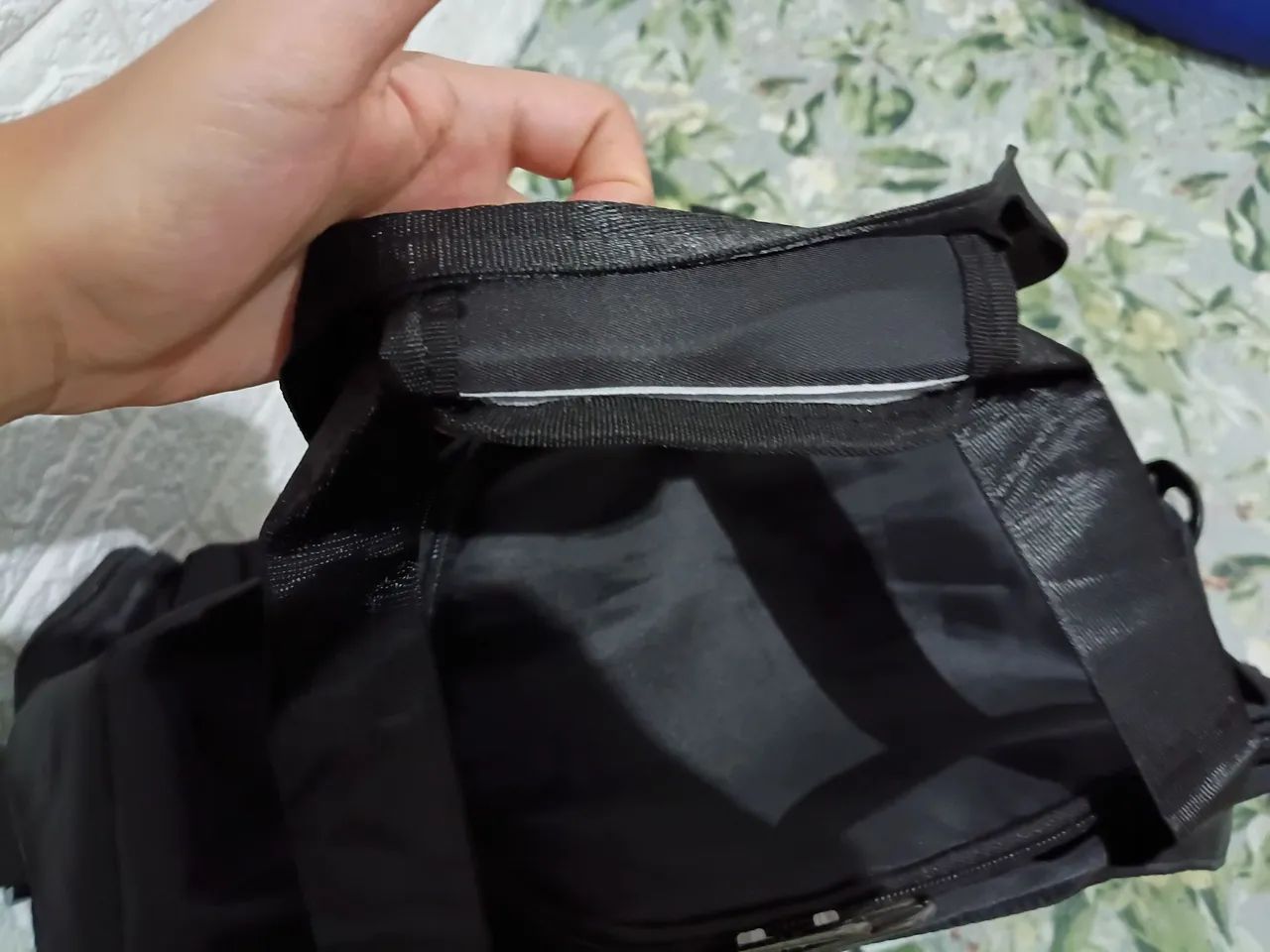 Vende-se bolsa preta transversal e impermeável  - Foto 2