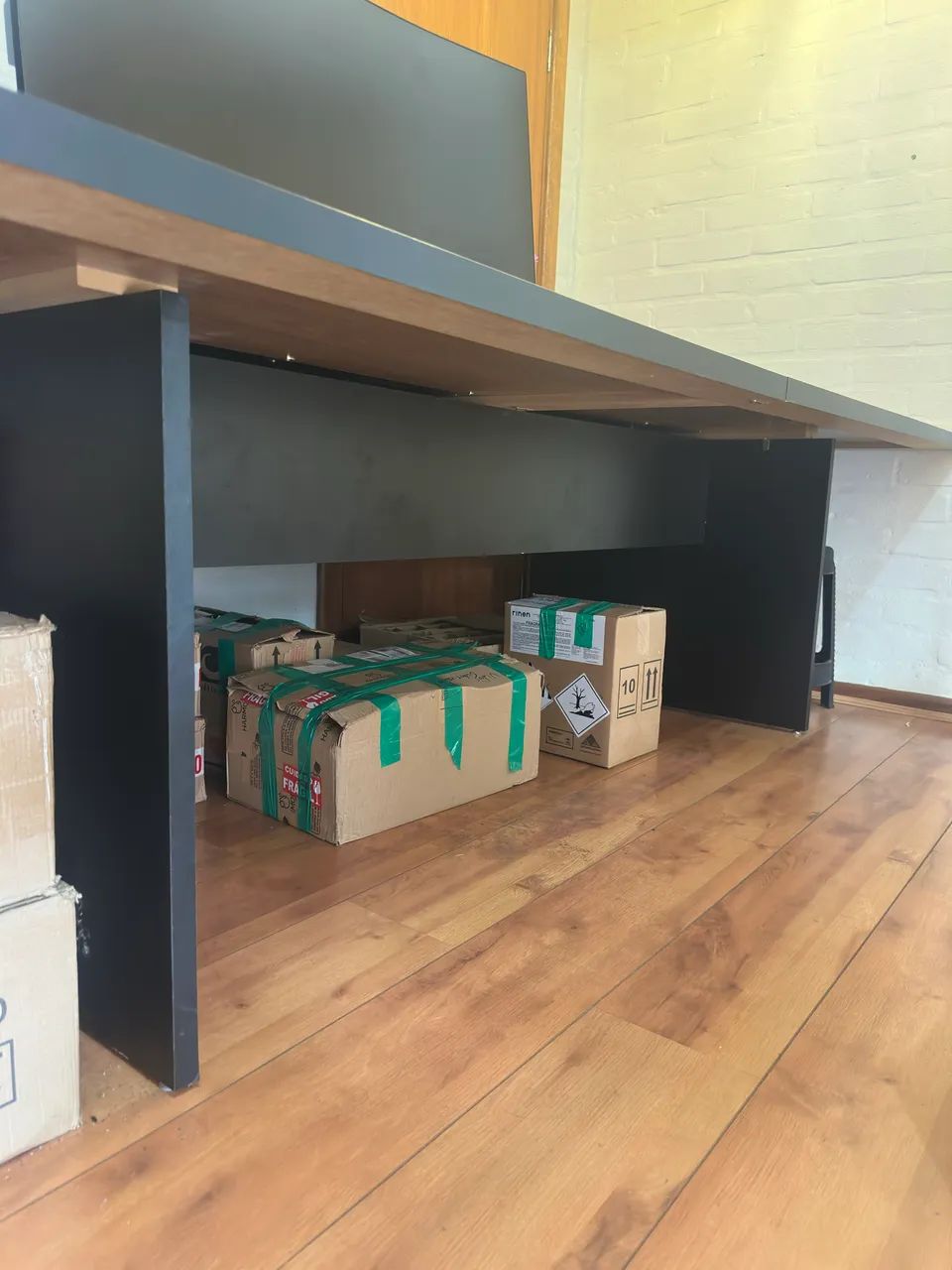 Mesa de Escritório Grande 2,70 m com Passagem de Cabos - Foto 2