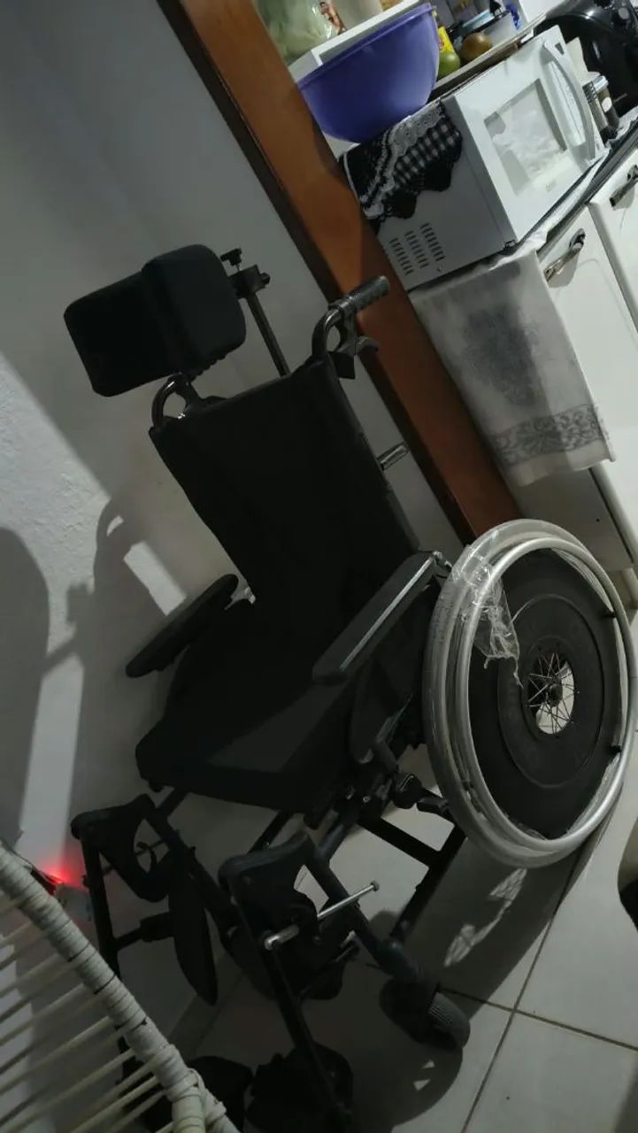 Cadeira de rodas reforçada e nova  - Foto 3
