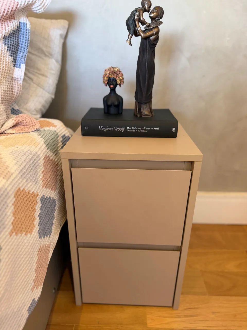 Mesa de cabeceira com duas gavetas 