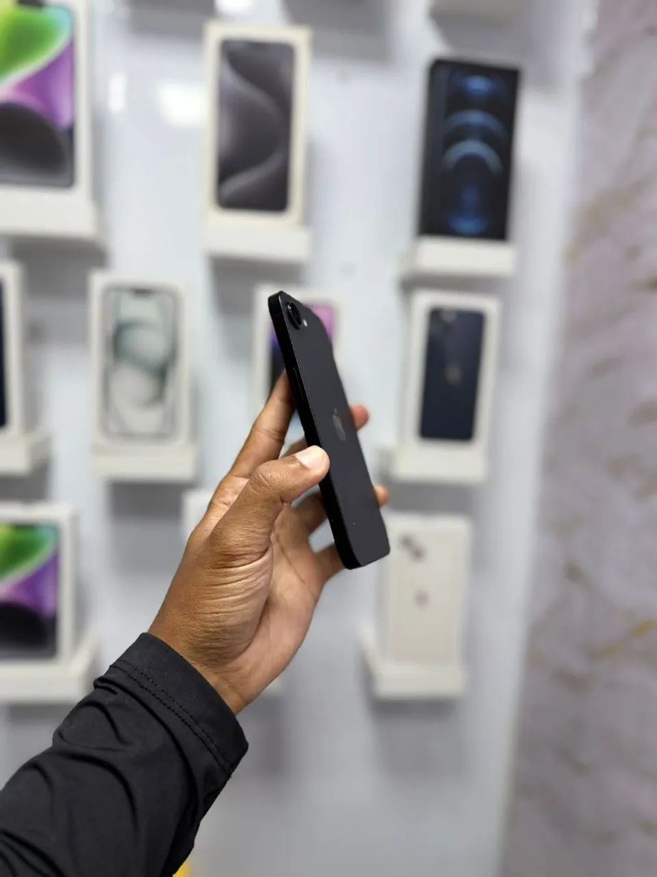 IPHONE 16e 256GB<br>R$ 3.799,00 - Foto 2
