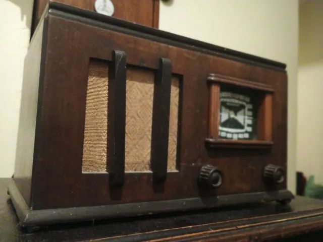 RÁDIO ANTIGO VALVULADO, COMPACTO, GABINETE DE MADEIRA. PARA DECORAÇÃO/COLECIONADORES 