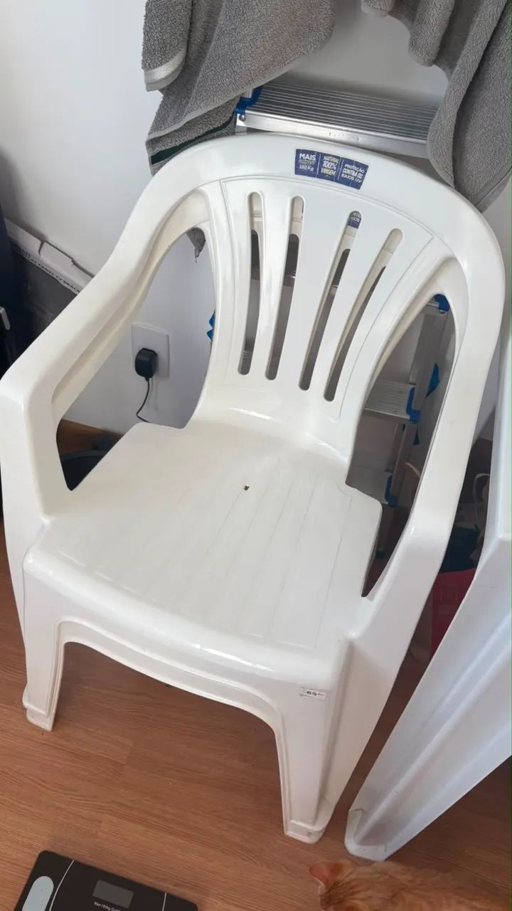 Conjunto 1 mesa e 2 cadeiras de plástico  - Foto 2