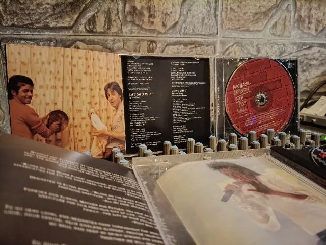 Lote 2 CDs Michael Jackson Off the Wall & Blood on the Dance Floor - Foto 2