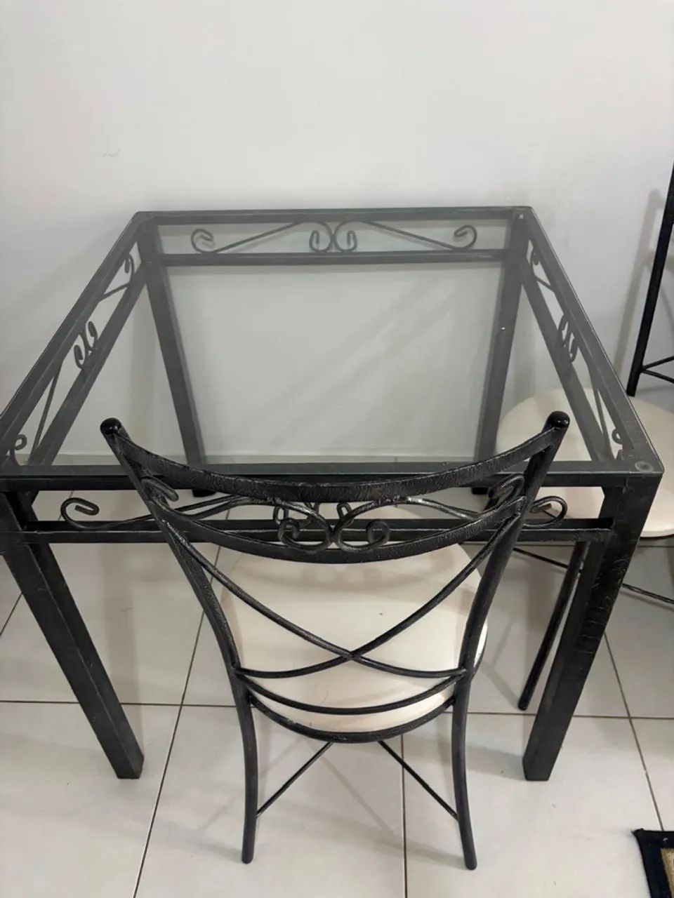 Conjunto de mesa com 4 cadeiras à venda! - Foto 3