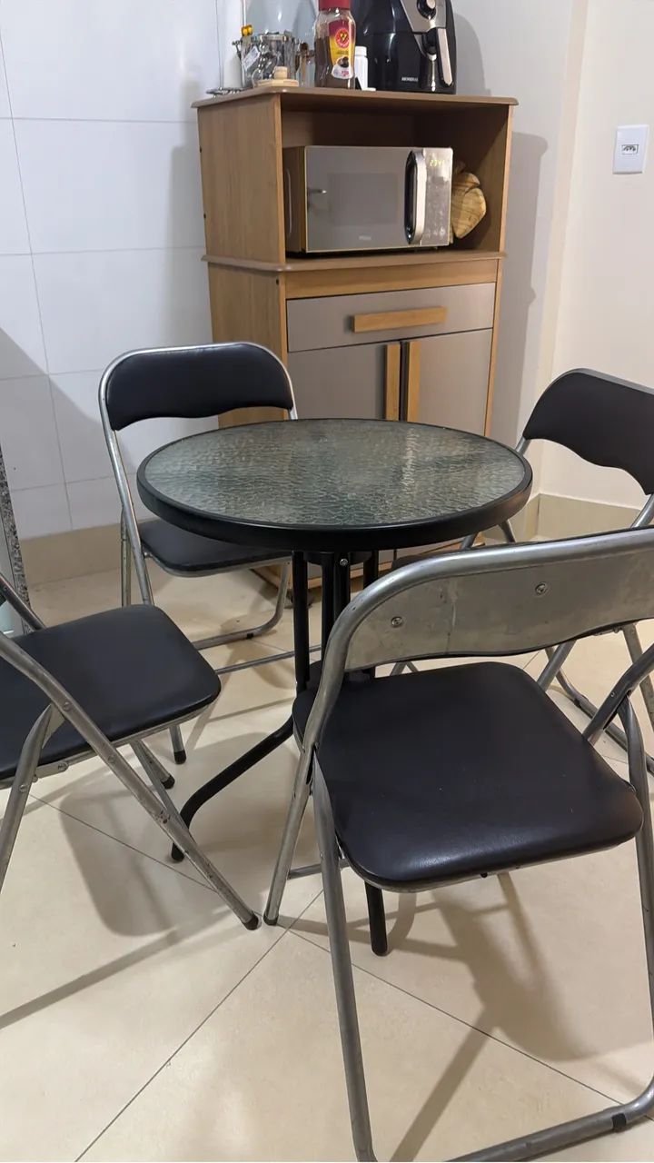 Mesa com 4 cadeiras 