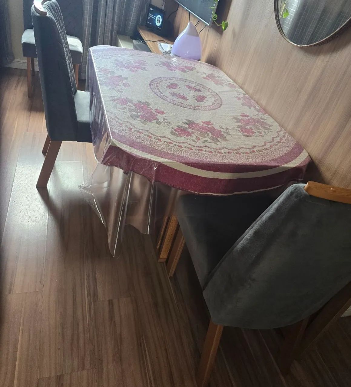 Mesa retangular cinza com 4 cadeiras. - Foto 4