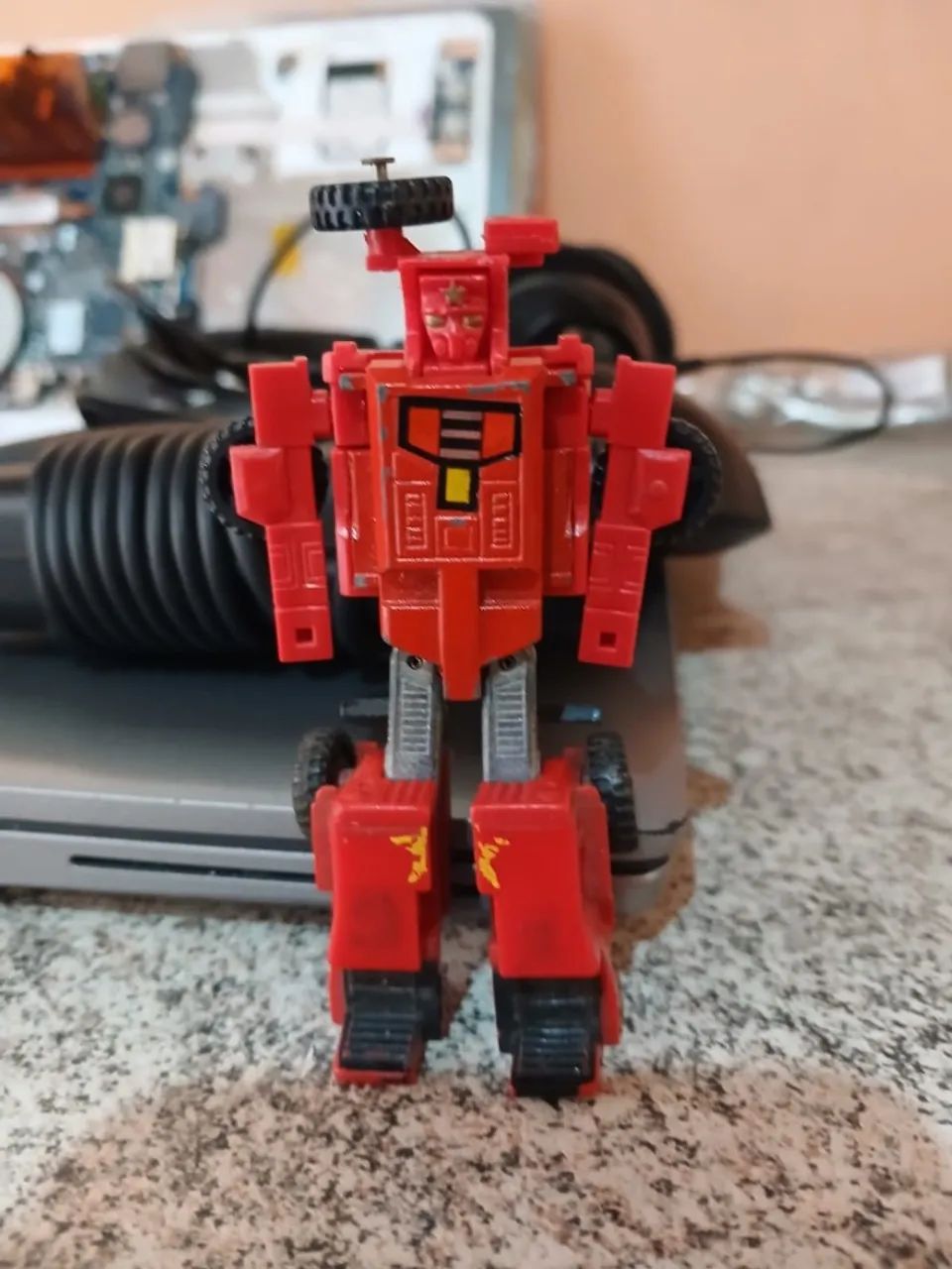 Transformers GoBots Mimo - Jipe vermelho.