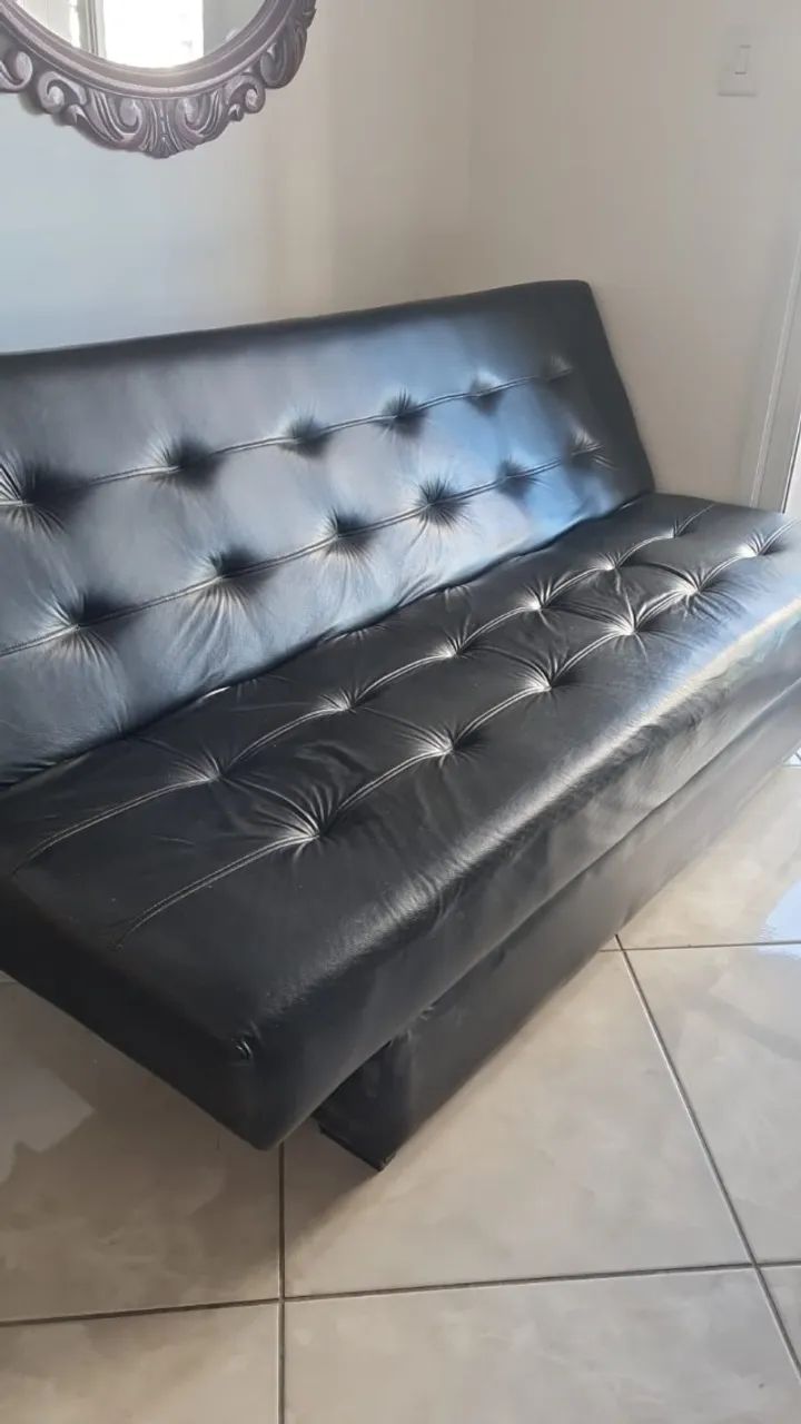 SOFÁ-CAMA DE COURO