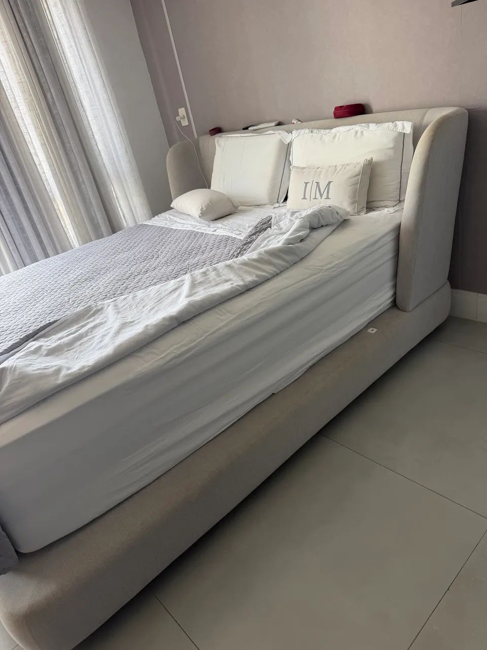 Cama Queen Estofada com Cabeceira e Entrada USB - Sem Colchão