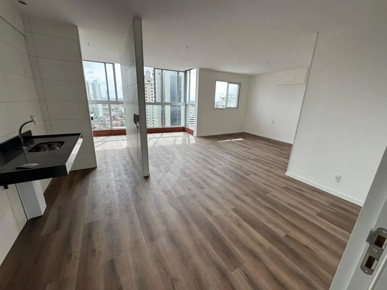 Evidence apto à venda dispõe 48m², 01 suíte, 01 vaga de garagem, nascente total, no bairro