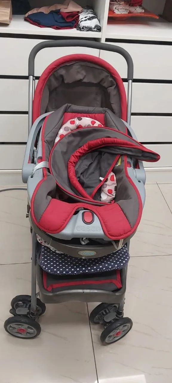 Carrinho de bebê Cosco com bebê conforto
