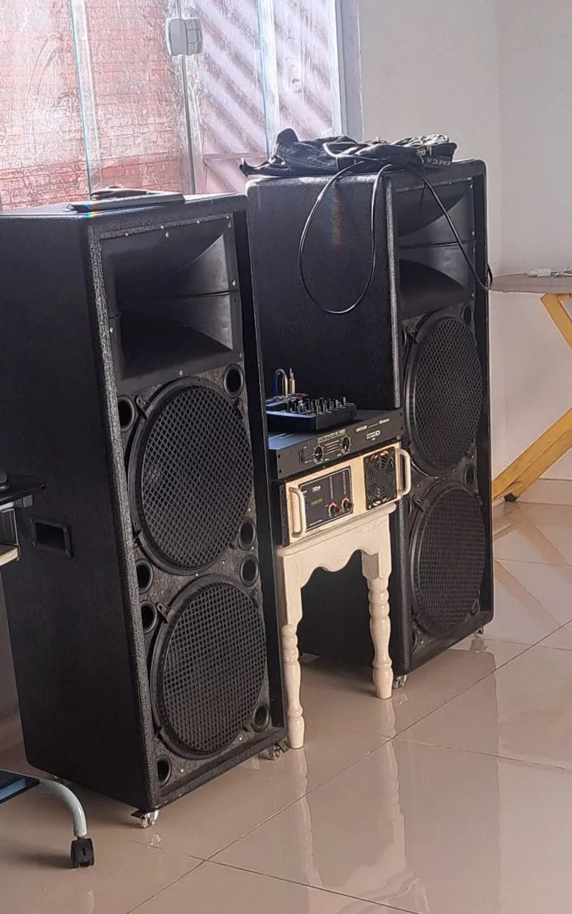 Vendo duas caixas de som e mesa de som 