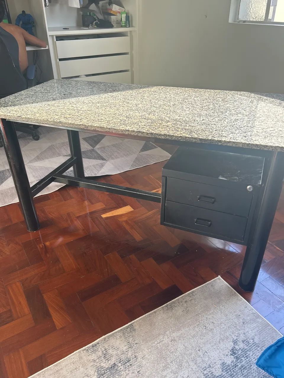 Escrivaninha de granito 