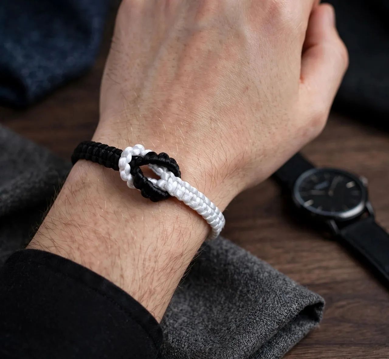 Pulseira Masculina de Macramê - Preto & Branco | Nó Infinito