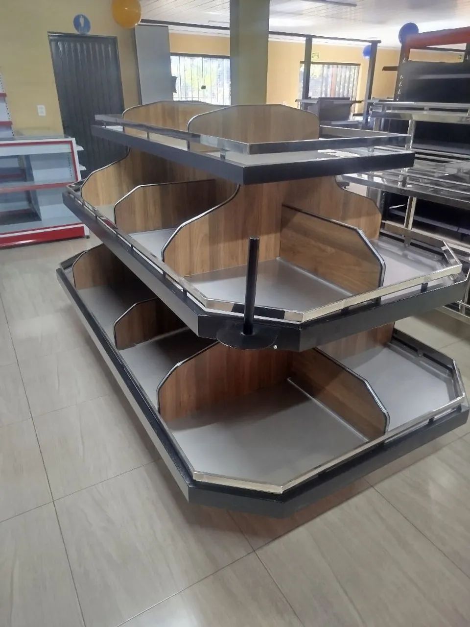 Gôndolas expositoresde MDF e toda linha em aço inox direito da fabr - Foto 3