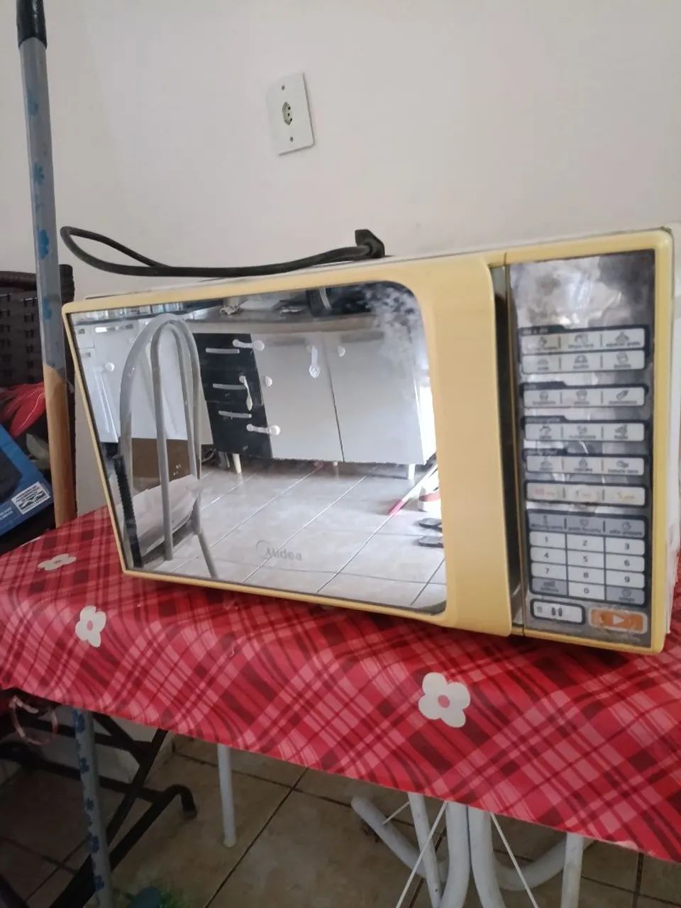 Vendo microondas da marca Midea para retirada de peças  - Foto 5