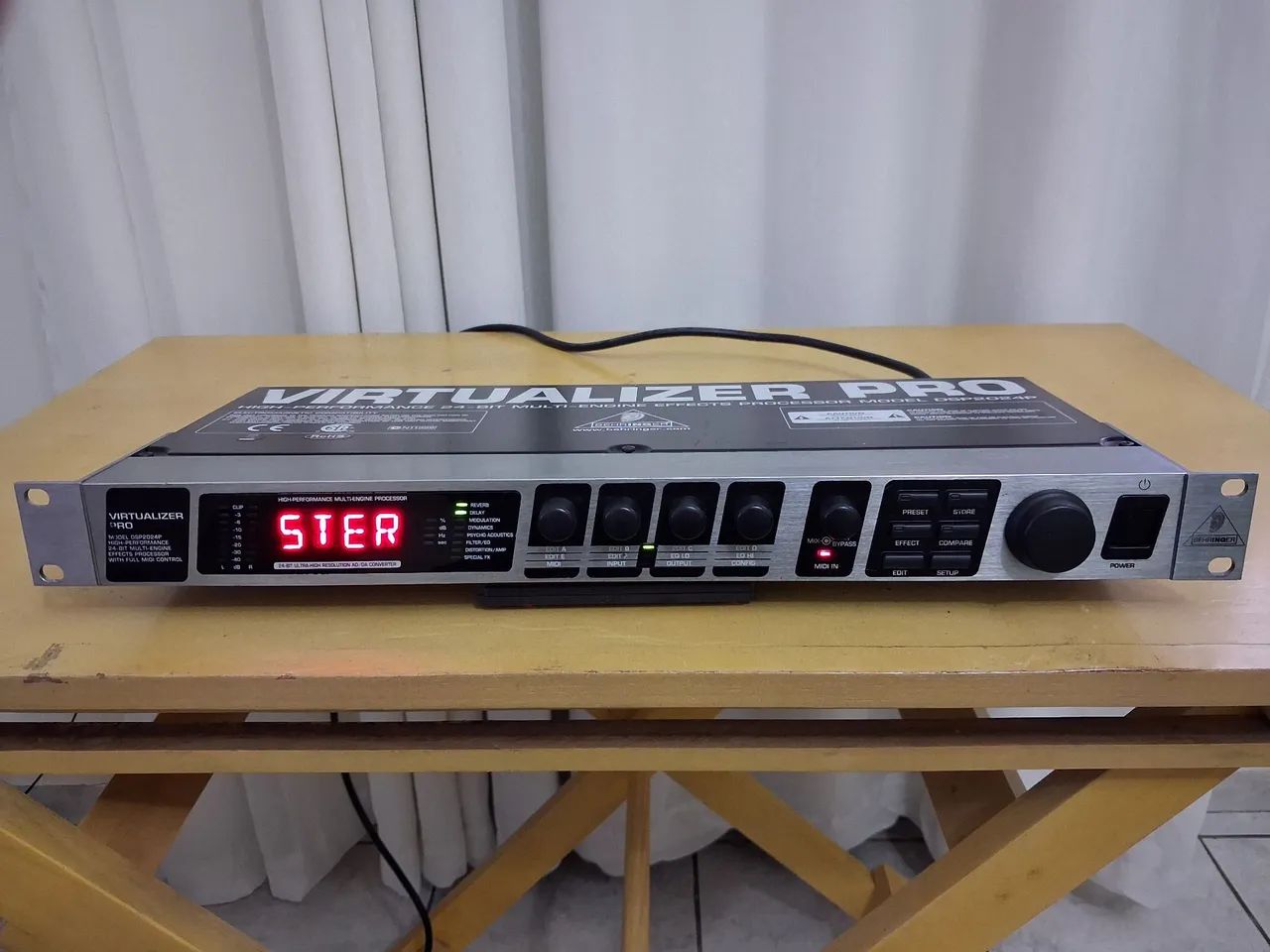Processador de Som Behringer DPS2024P