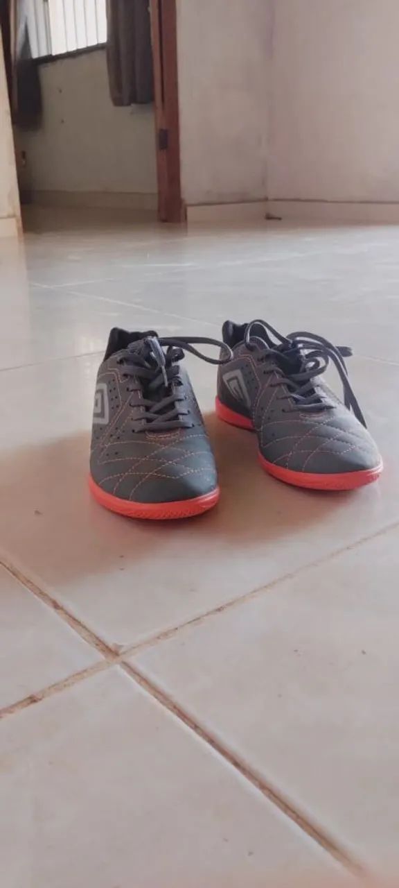 Chuteira de futsal tamanho 40 marca umbro