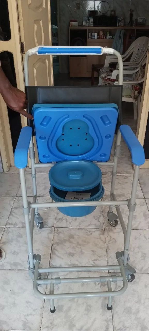 CADEIRA DE BANHO E PARA DEFECAR . - Foto 2