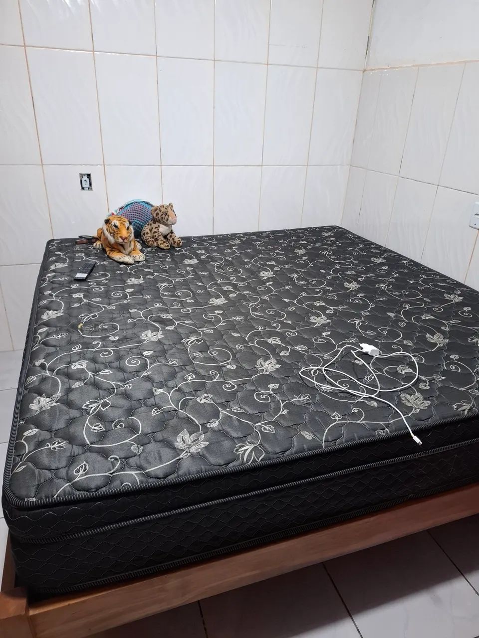 Vendo cama Super King com base de madeira semi nova - Foto 3