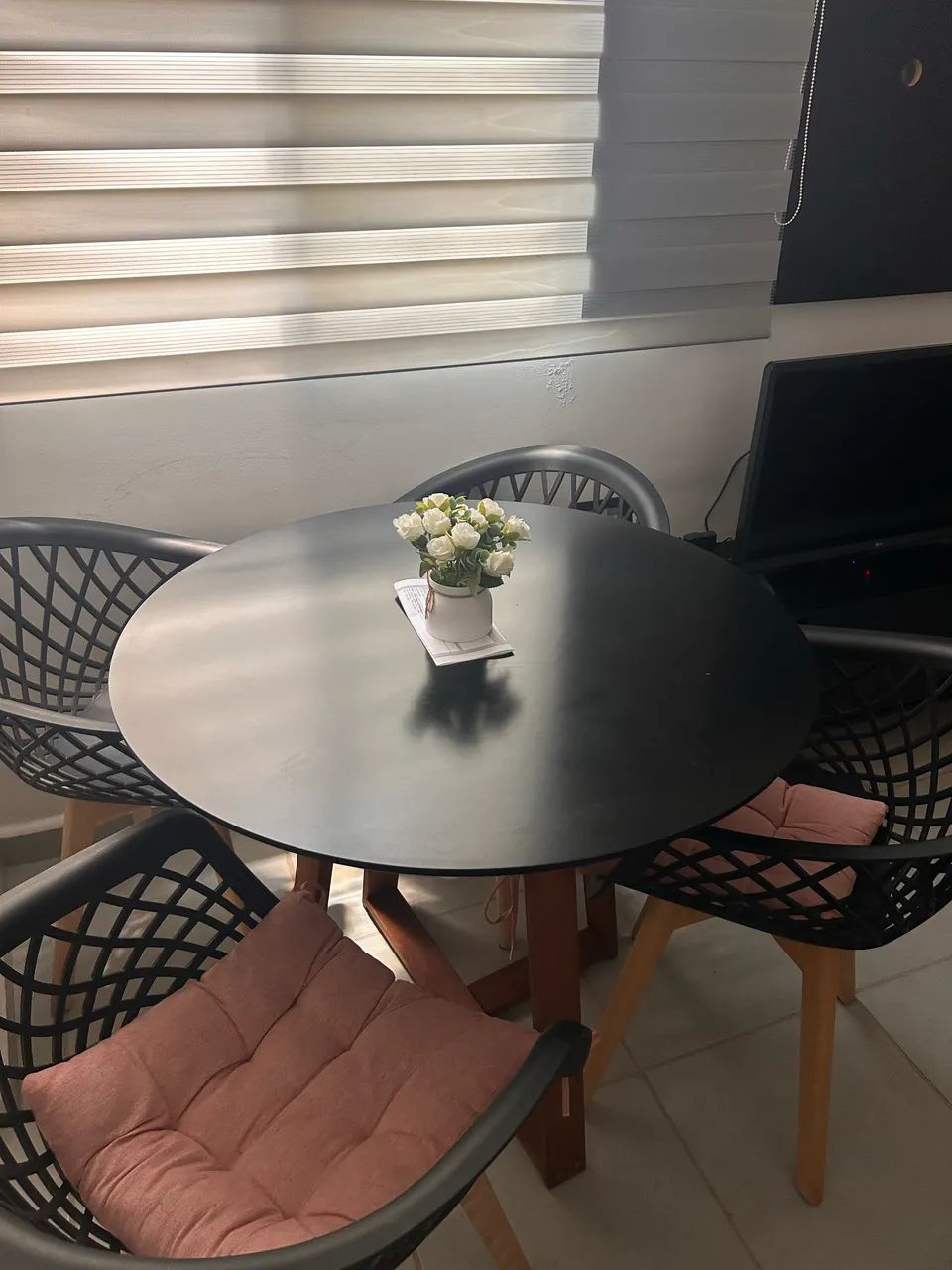 Mesa Redonda Acompanhada de 4 Cadeiras65579521262467121