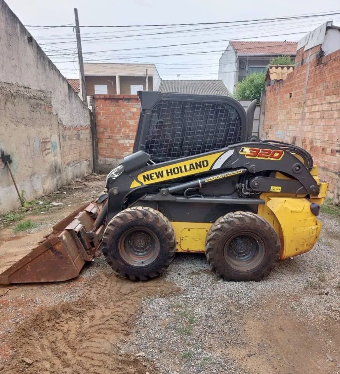 Minicarregadeira New Holland L320 ano 2020, com 4.800 horas, ar condicionado, em SP
