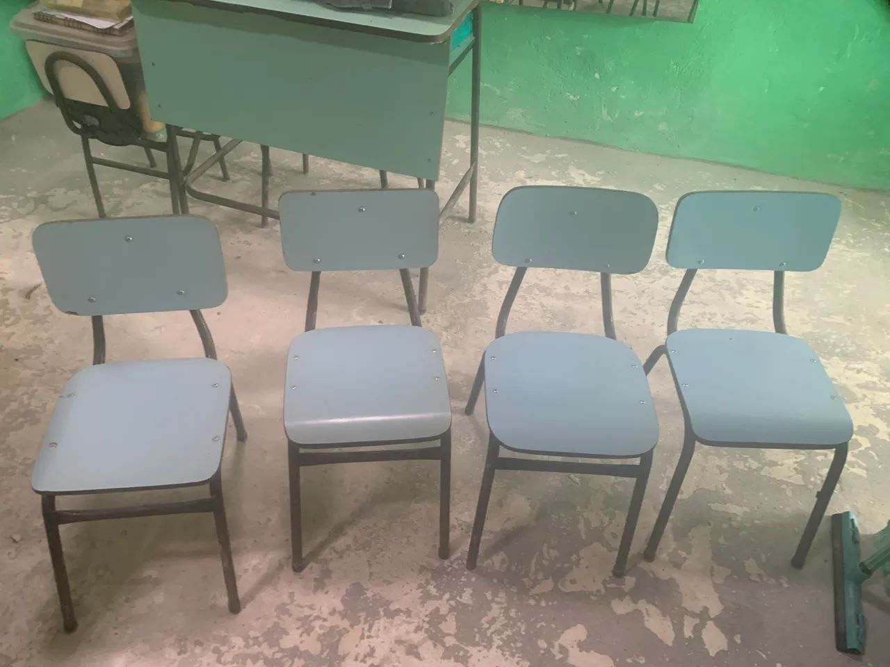 Mesa escolar com 4 cadeiras 
