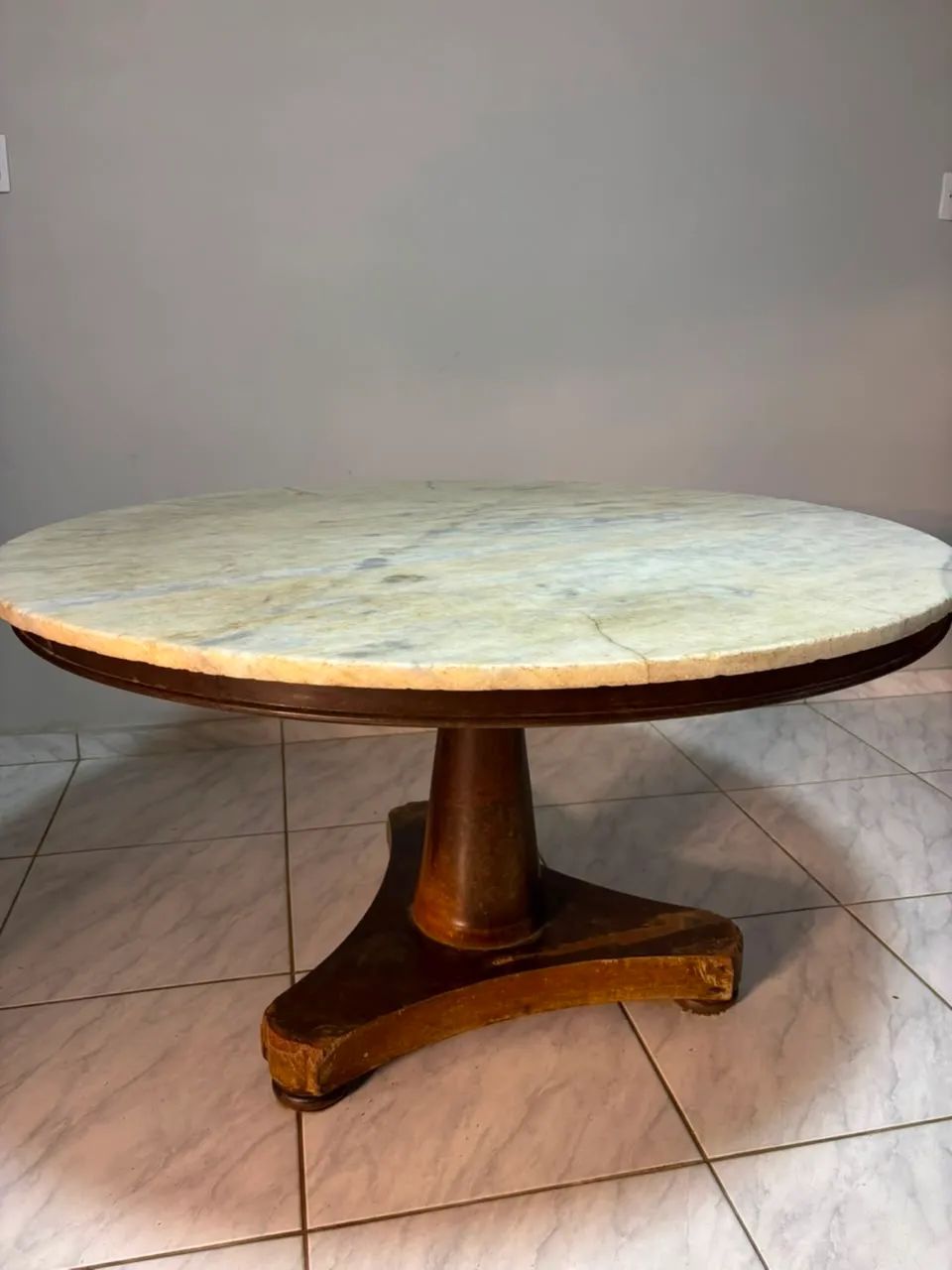 Mesa de mármore branca base madeira de lei
