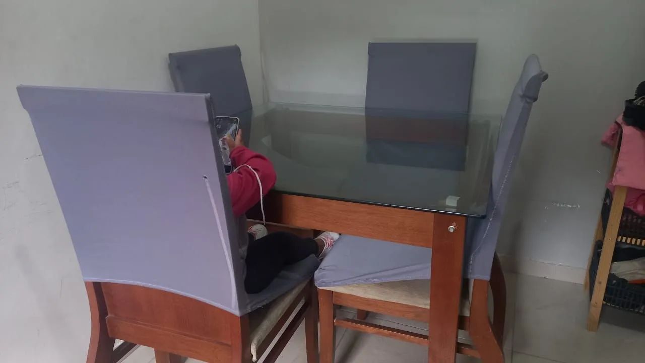 Mesa quadrada com tampo de vidro e 4 cadeiras - Foto 2