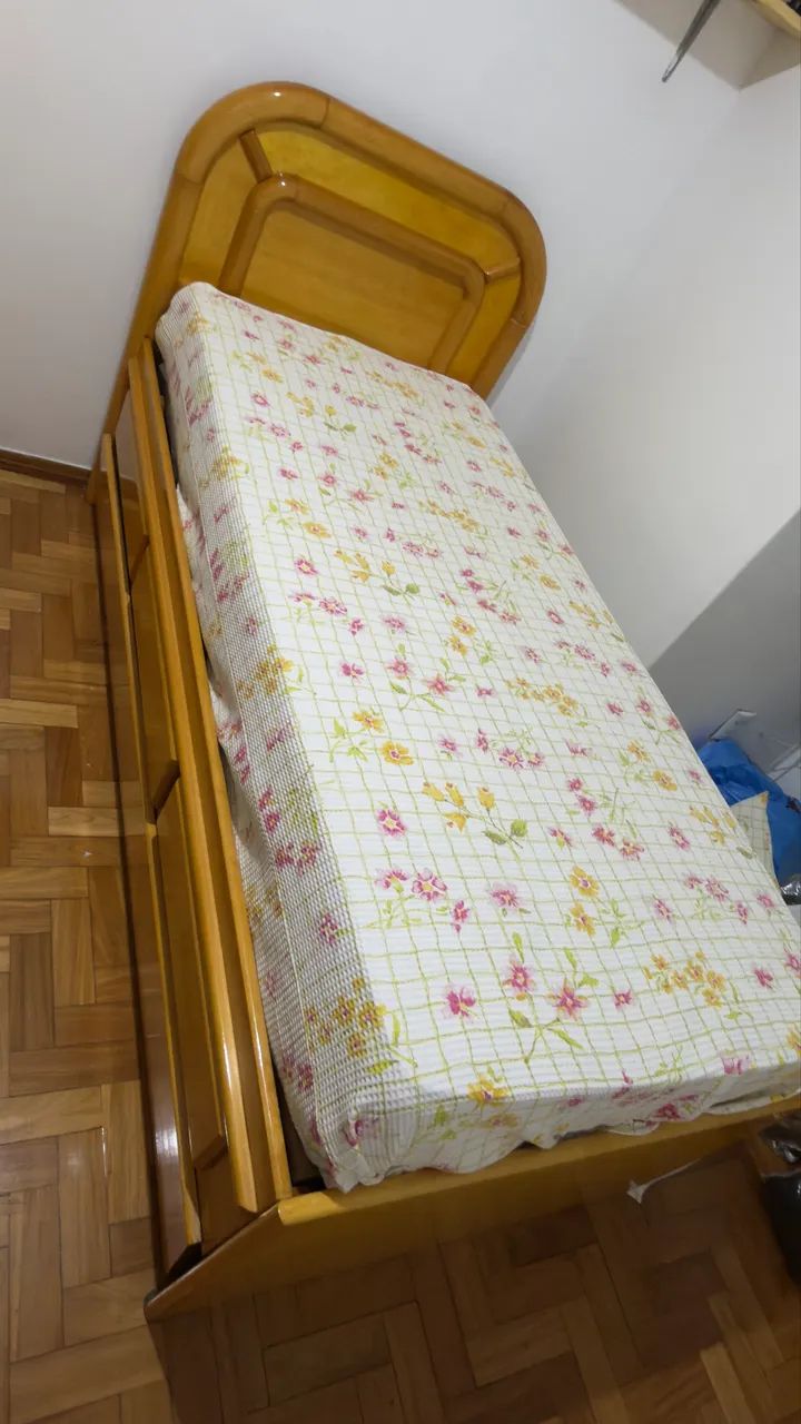 Vendo Conjunto de Cama e Cômoda de Madeira Maciça  - Foto 2
