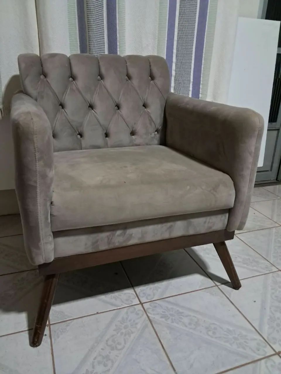 Linda poltrona só 350.00  tratar *