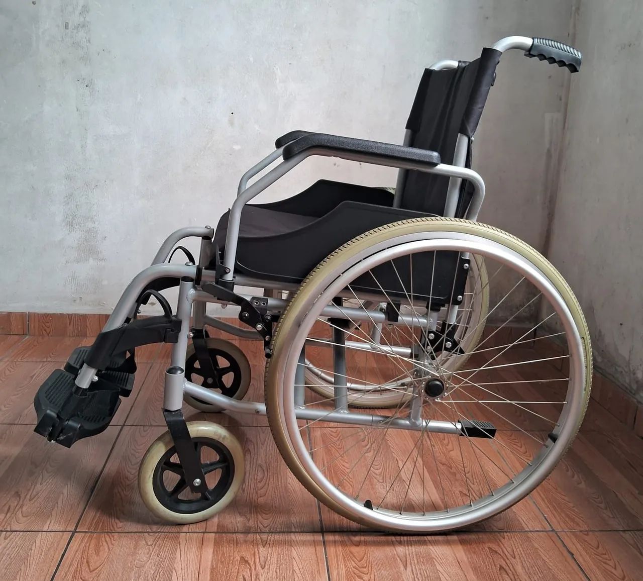 Cadeira de Rodas DellaMed D600 Estrutura em liga de alumínio, Dobrável até 120 Kg . 