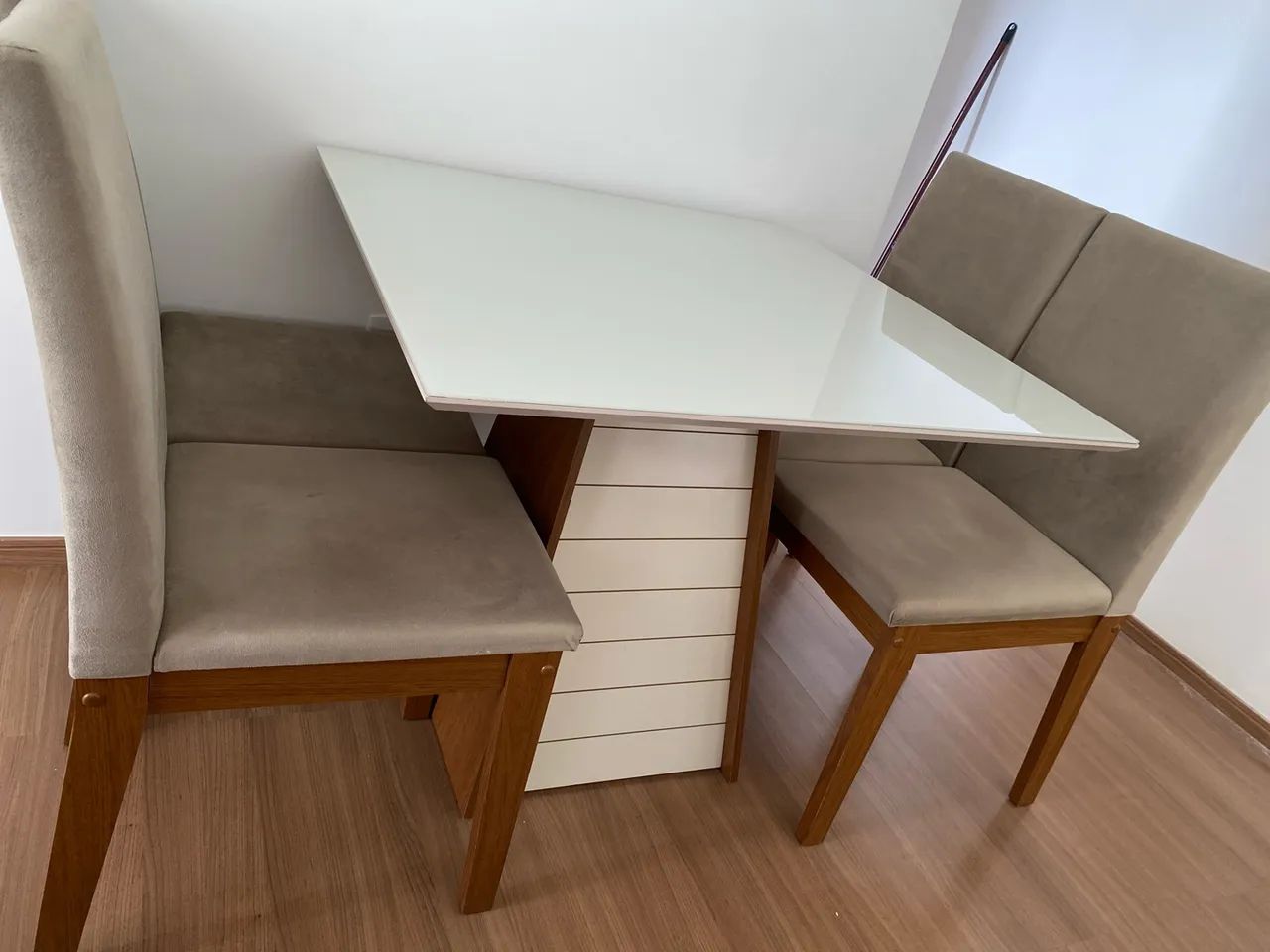 MESA DE JANTAR COM 4 CADEIRAS 900 REAIS