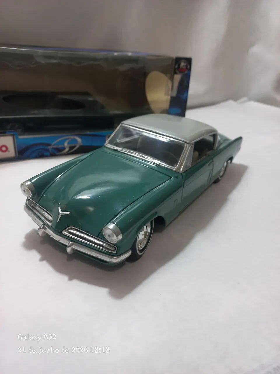 Carrinho studbaker starliner 1955 Scala 1/18 maisto 
