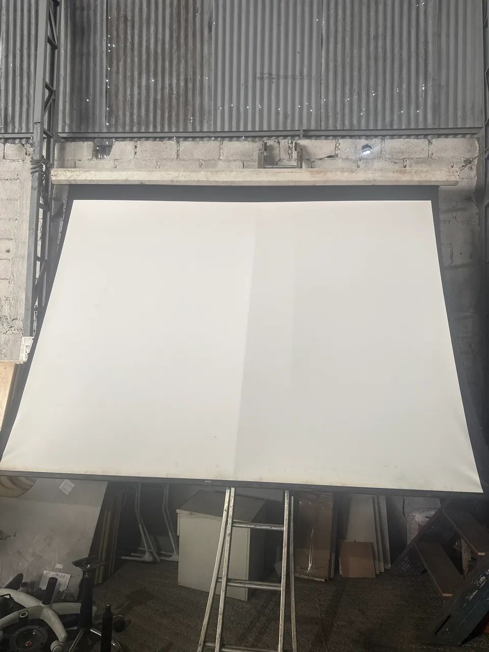 Tela de Projeção Retrátil e projetor 