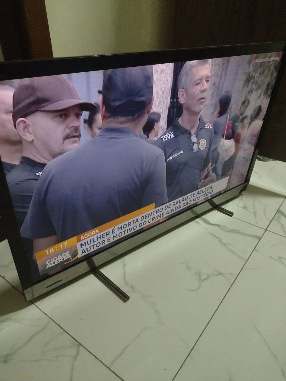 Vende-se uma televisão 42 polegadas marca Sony usada tem o defeito na quina da tv  - Foto 2