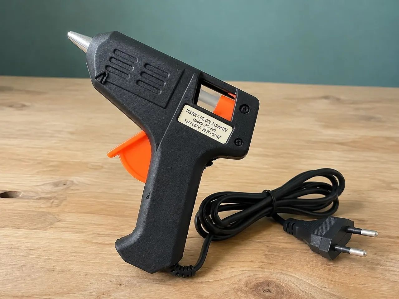 Pistola de Cola Quente Bivolt 20W com 2 Bastões - Foto 3