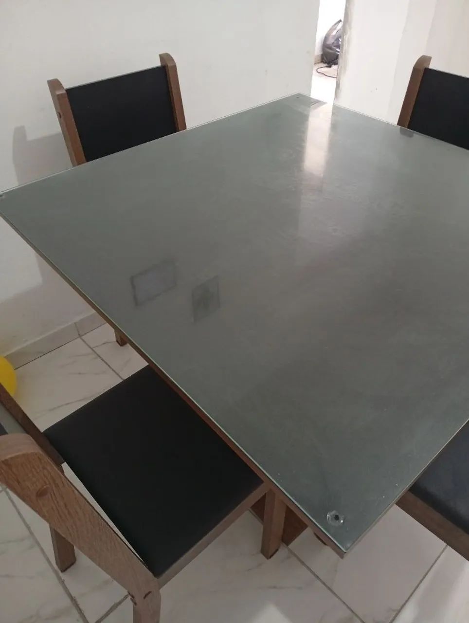 Mesa com 4 cadeiras seminova - Foto 2
