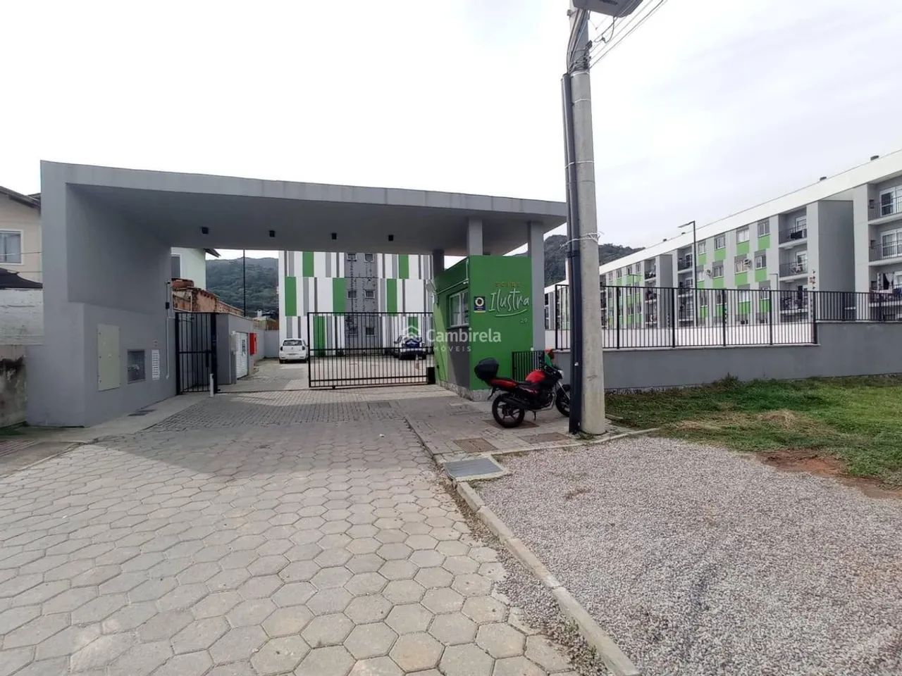 Apartamento com dois quartos e sacada com churrasqueira