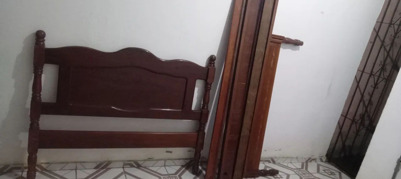 Cama casal de madeira maciça Angelim