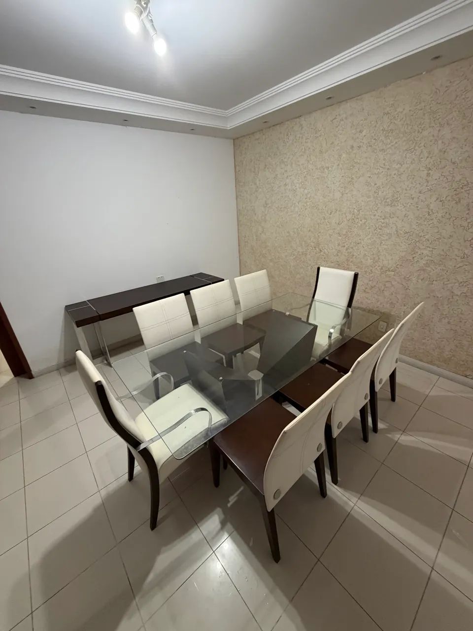 VENDO CONJUNTO DE MESA/CADEIRA E APARADOR - Foto 2