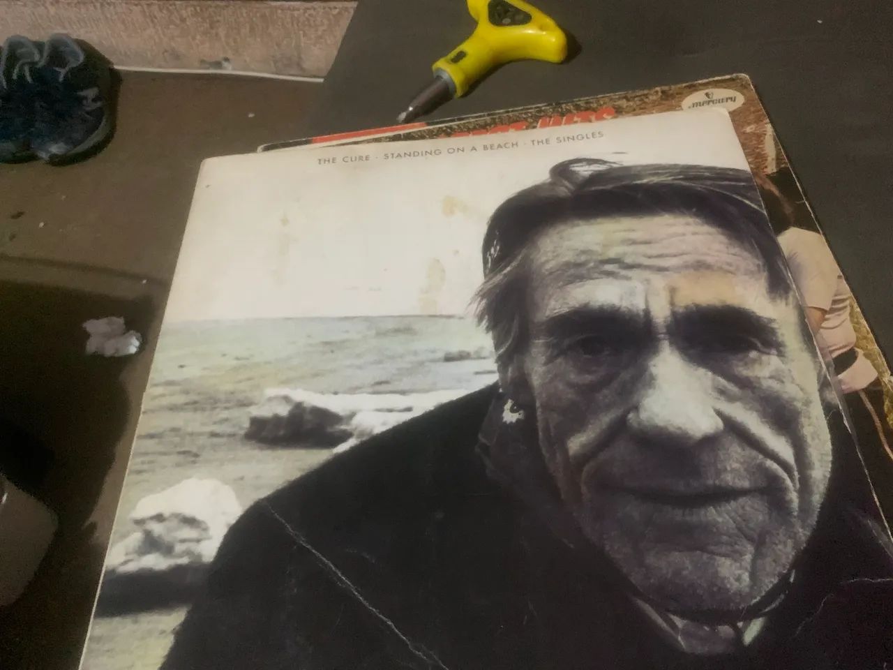 álbum de compilação de singles do The Cure, "Standing on a Beach