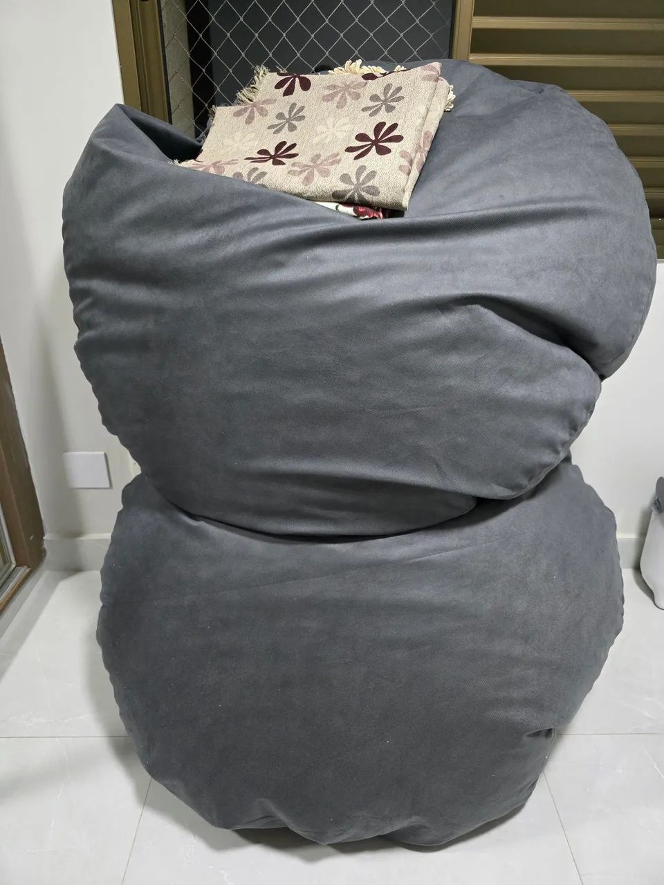 2 poofs grandes 140 X 140 com enchimento e 2 mantas para cobrir.
