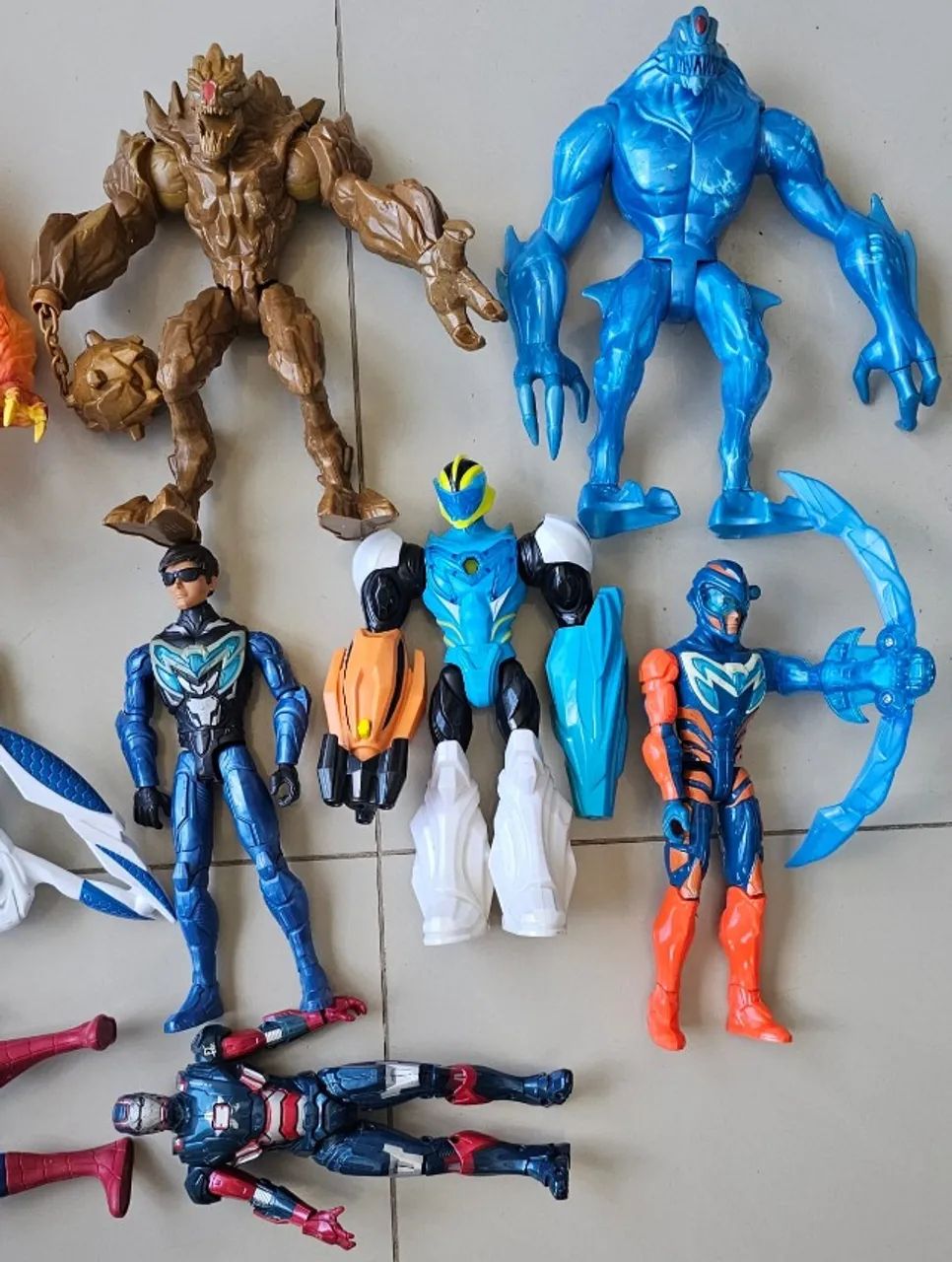 lote de bonecos marvel e max steel - Foto 3