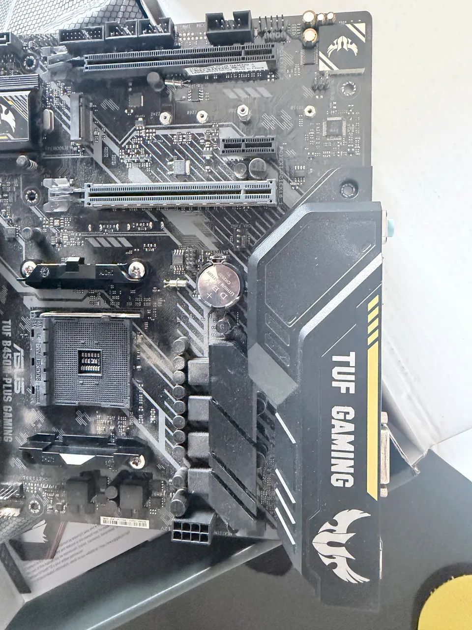 placa-mãe ASUS TUF B450M-PLUS GAMING - Foto 3