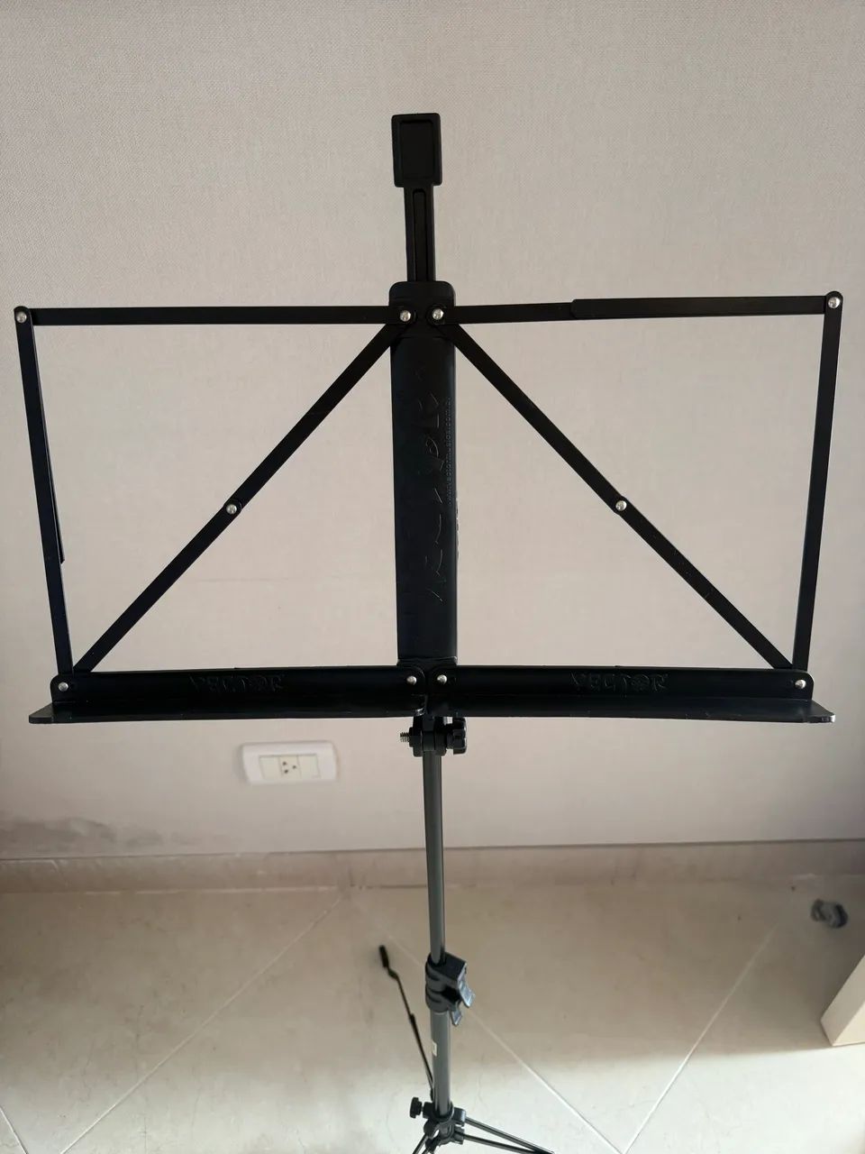 Estante de Partitura Metálica Dobrável Altura ajustável medindo de 50 cm a 1,60  - Foto 4