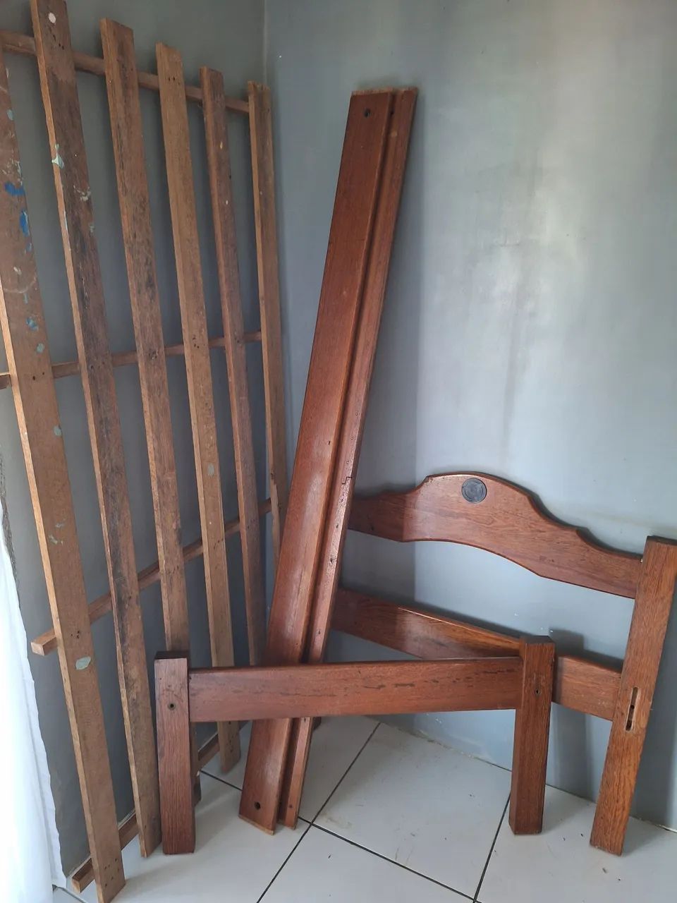 Cama de solteiro velhinha